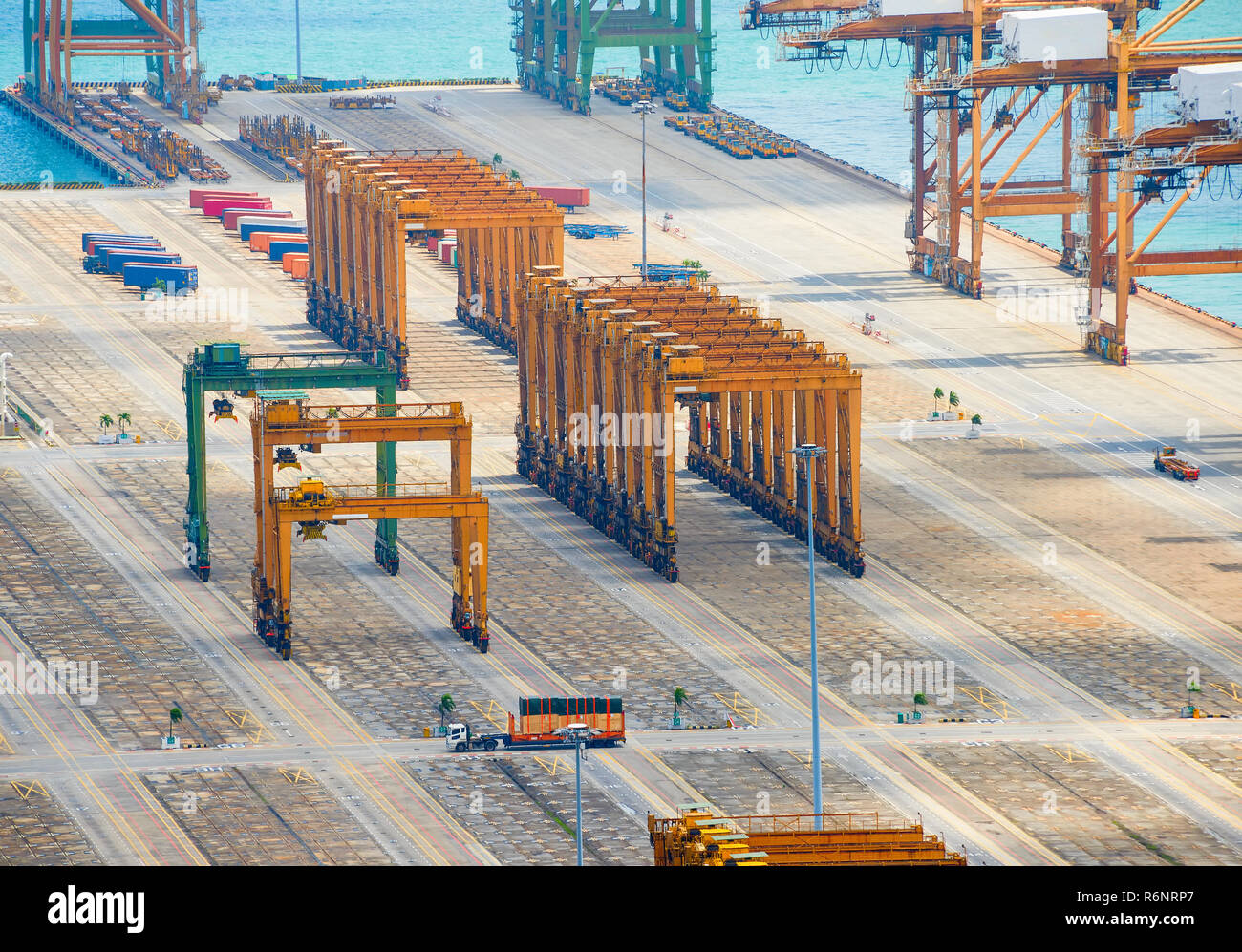 Attrezzature industriali, nolo gru e costruzioni in acciaio sul molo a vuoto spedizione cargo del porto di Singapore, vista aerea Foto Stock