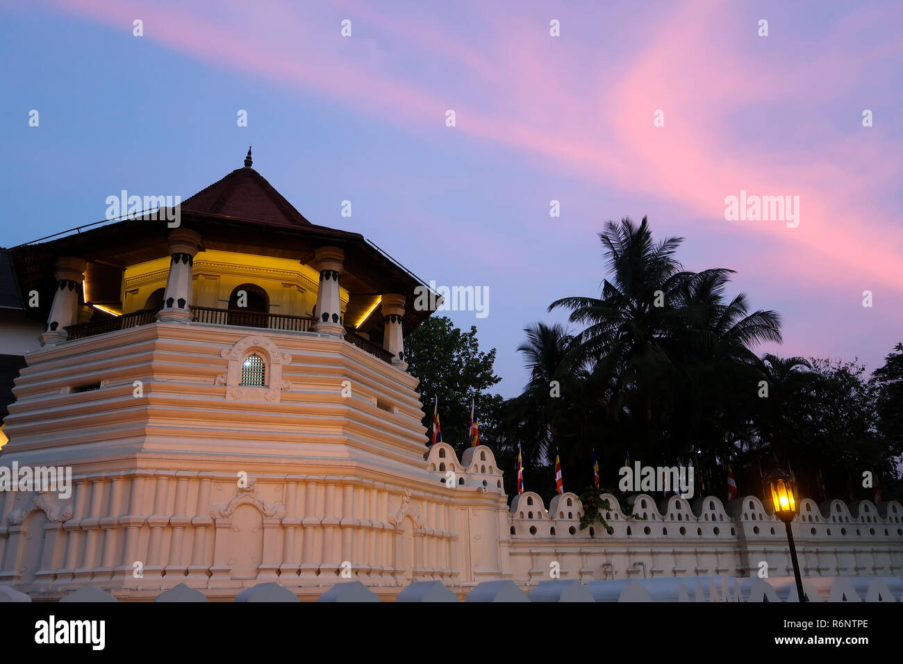 Tramonto sul tempio della sacra reliquia del dente di Kandy, Sri L Foto Stock