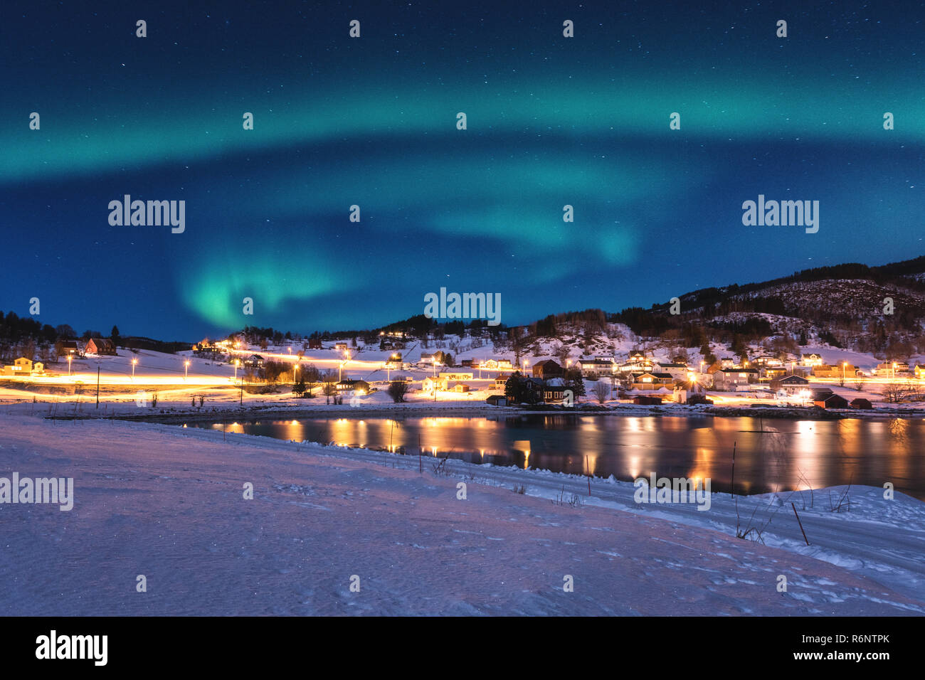 Bella notte d'inverno il paesaggio con le luci del nord, Aurora boreale, Gausvik, Isole Lofoten in Norvegia Foto Stock