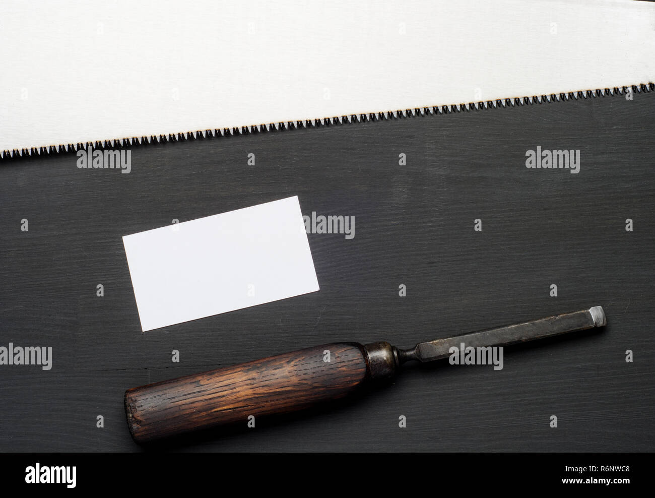 Attrezzi per falegnameria su legno sfondo tabella con business card e spazio di copia Foto Stock
