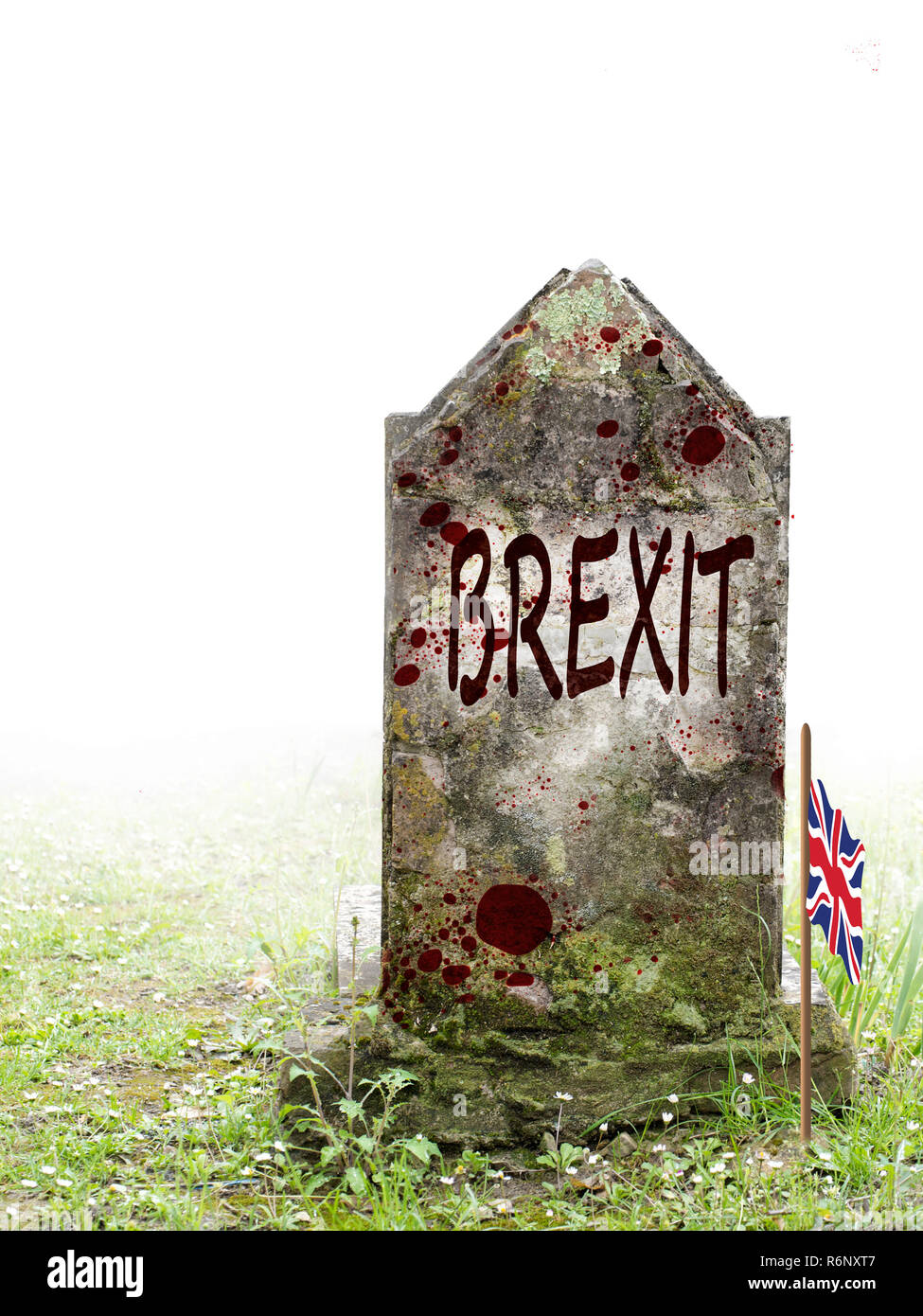Brexit morti, politica britannica. Antica lapide nella nebbia, con il sangue e sporco bandiera. Foto Stock