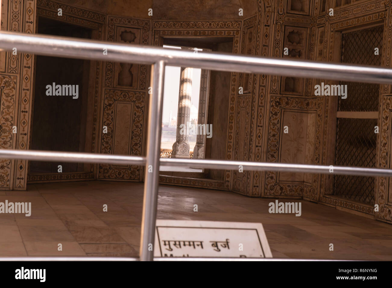 La reclusione,cella per decenni,prima della morte,l'imperatore spodestato,Shahjahan ad Agra Fort,il suo ,creazione,con una persistente,spero,a mmet sua lunga ,defunto,b Foto Stock