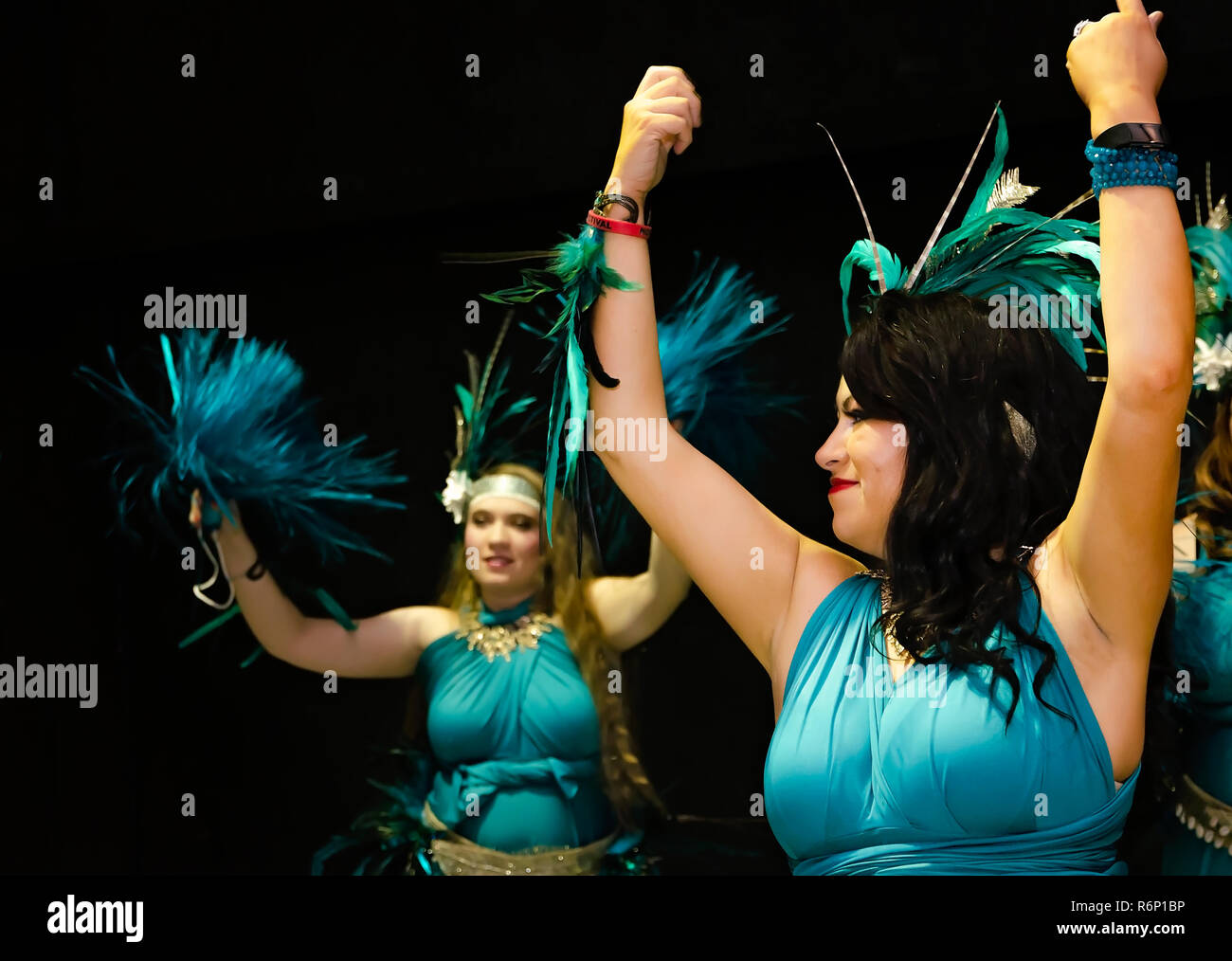 Le donne polinesiane danza il otea, un tahitiano tradizionale danza, alla trentaquattresima Mobile annuale Festival Internazionale, nov. 17, 2018 in Mobile, Alabama. Foto Stock