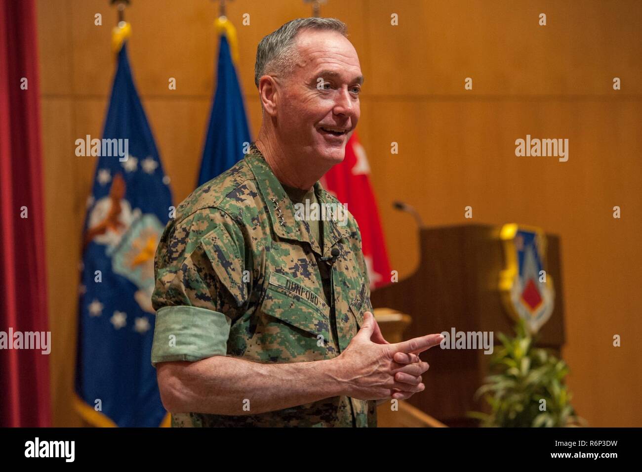 Maxwell AFB, Ala. - US Marine Corps Generale Joseph F. Dunford, Jr., XIX Presidente del Comune di capi di Stato Maggiore, indirizzi comuni e studenti internazionali che frequentano l'Università dell'aria dell'aria del Collegio di guerra, 3 maggio 2017. Foto Stock