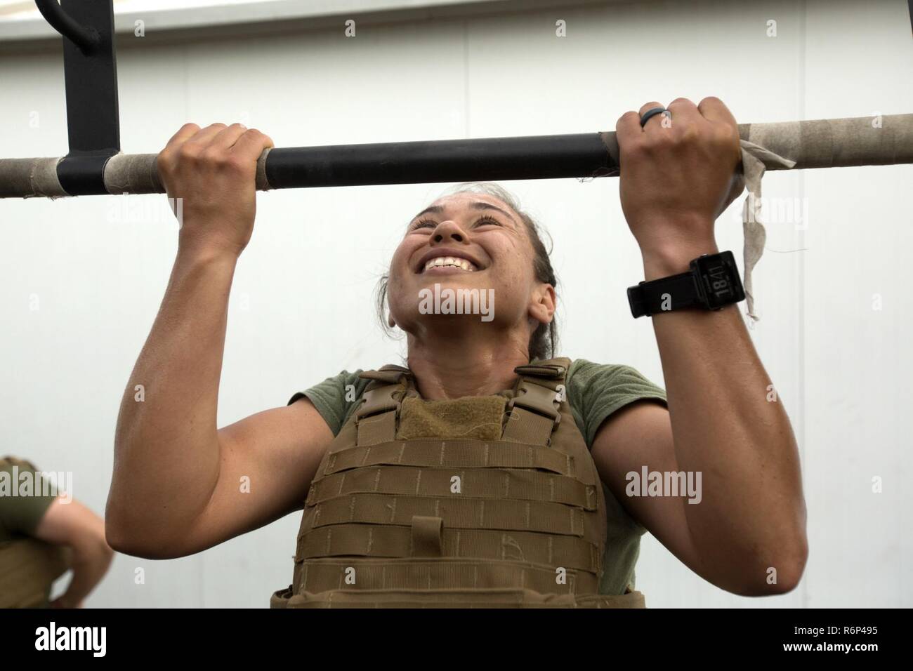 Caporale Dana Rodriguez, un addetto postale assegnata a scopo speciale Air-Ground Marine Task Force-Crisis Response-Africa combattere la logistica di distacco, esegue il pull-up come parte del 2017 Memorial Day "Murph" sfida in Morón Air Base, Spagna, 29 maggio 2017. Il "Murph", chiamato così in onore di Medal of Honor il destinatario e il Navy Seal Lt. Michael P. Murphy, è stato avviato in ricordo di Murphy dopo che egli è stato ucciso in azione nel giugno del 2005. Il "Murph" è una raccolta di suoi esercizi preferiti, partendo con un un miglio di corsa, 100 pull-up, 200 push-up, 300 aria squat e un finale di un miglio di corsa. Foto Stock