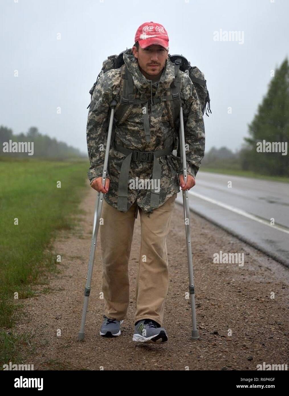 "Ho incontrato una donna su tre giorni che ha perso il marito, che mi ha colpito piuttosto duro. Lei è venuto in esecuzione del suo carrello con le lacrime agli occhi per abbracciare noi e facci sapere quanto sia importante la nostra causa è", ha detto personale Sgt. Michael Beattie da Marinette, Wisconsin. "Che è il motivo esatto per cui stiamo facendo questo, e che è quella di impedire che altre famiglie di dover passare attraverso questo. Sapendo che il Cass era ancora là fuori spingendo mi aveva la sensazione che non posso assolutamente sedersi questo fuori. Ho comunque voluto contribuire a ciò che abbiamo avviato per quanto mi è possibile.' Beattie e 1Lt. Cody Cass dalla Marquette, Michigan, sia da t Foto Stock