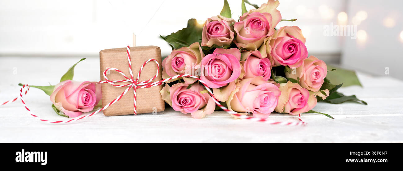Festa della mamma ancora in vita con un regalo e le rose rosa Foto Stock