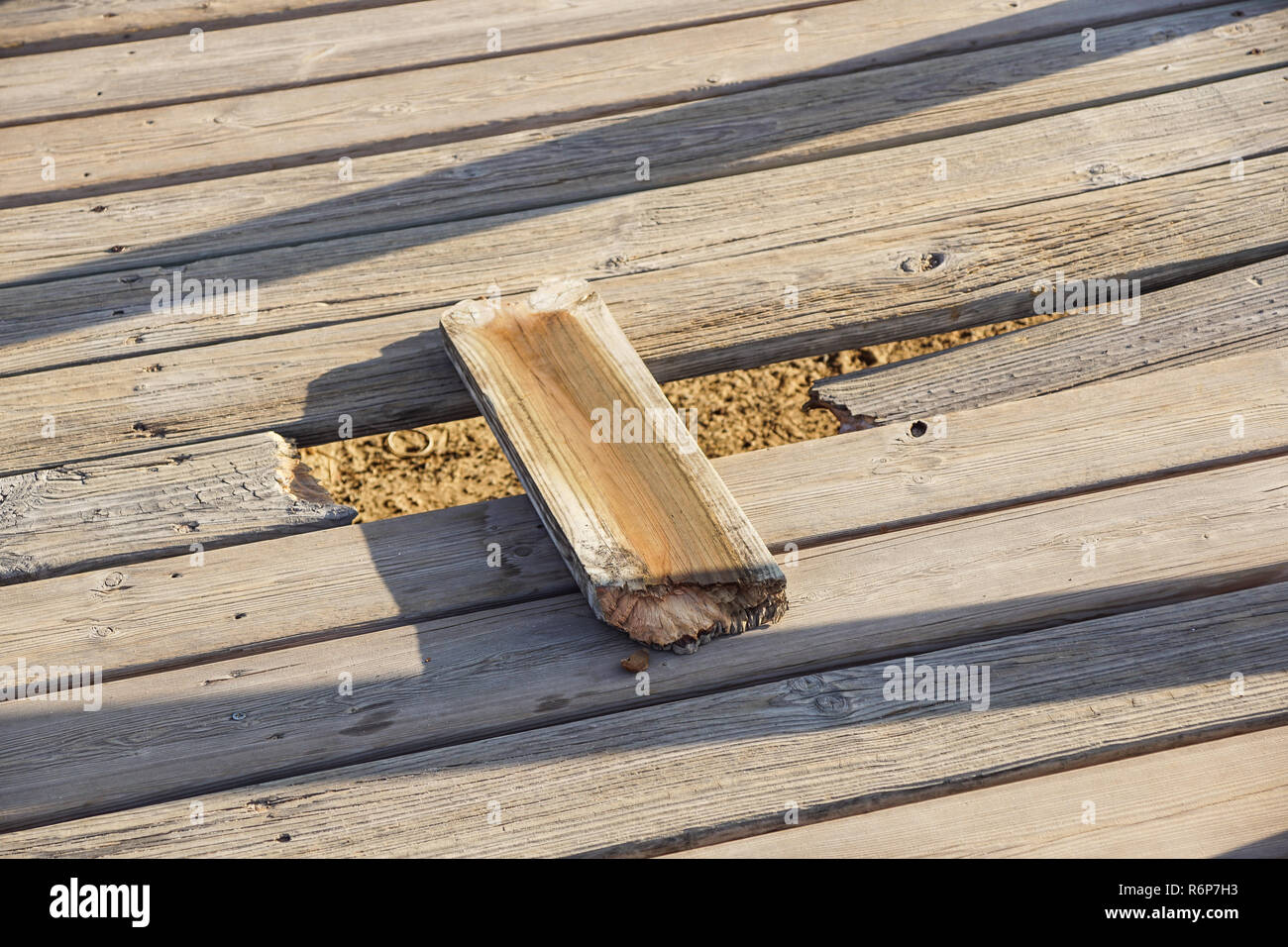 Rovere trave in legno su un marciapiede Foto Stock