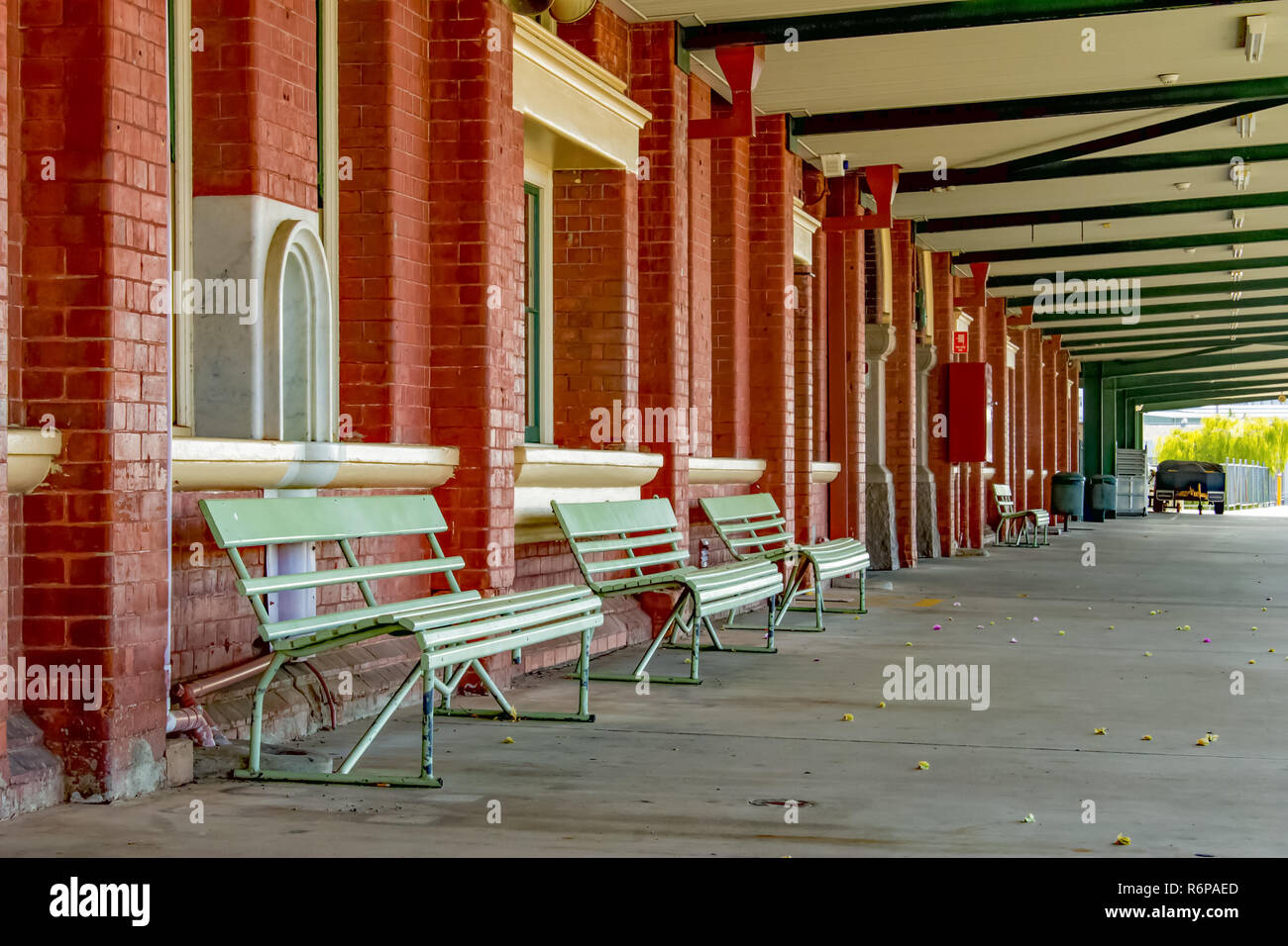 Abbandonato alla vecchia stazione ferroviaria piattaforma, Townsville, Qld AU Foto Stock