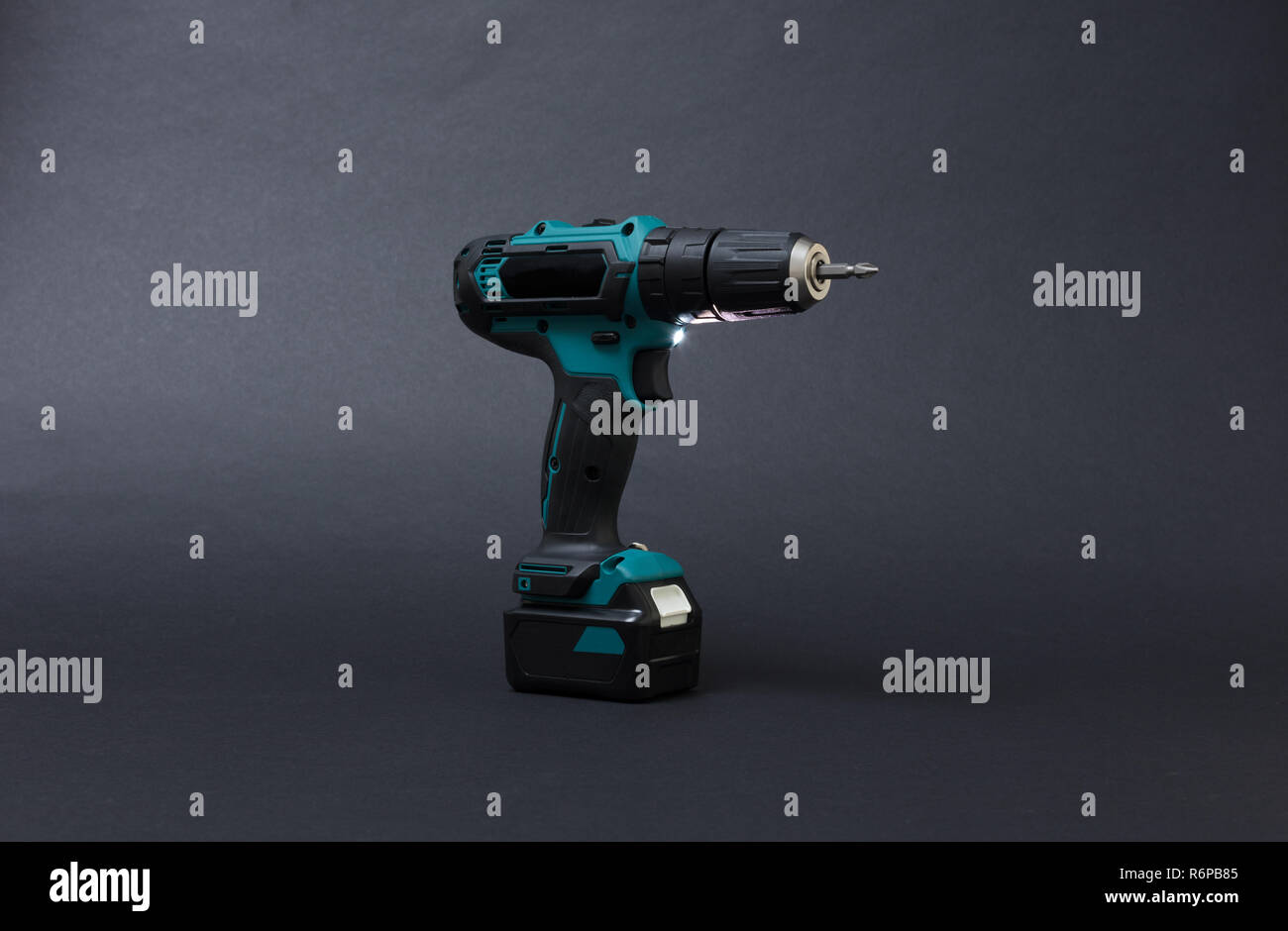 Giraviti a batteria o alimentazione di trapanare isolata su uno sfondo nero Foto Stock