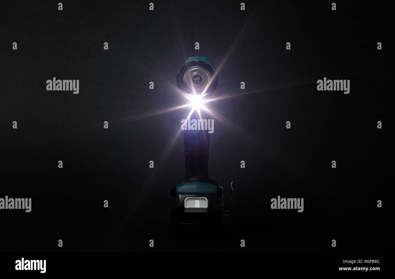 Giraviti a batteria o alimentazione di trapanare isolata su uno sfondo nero Foto Stock