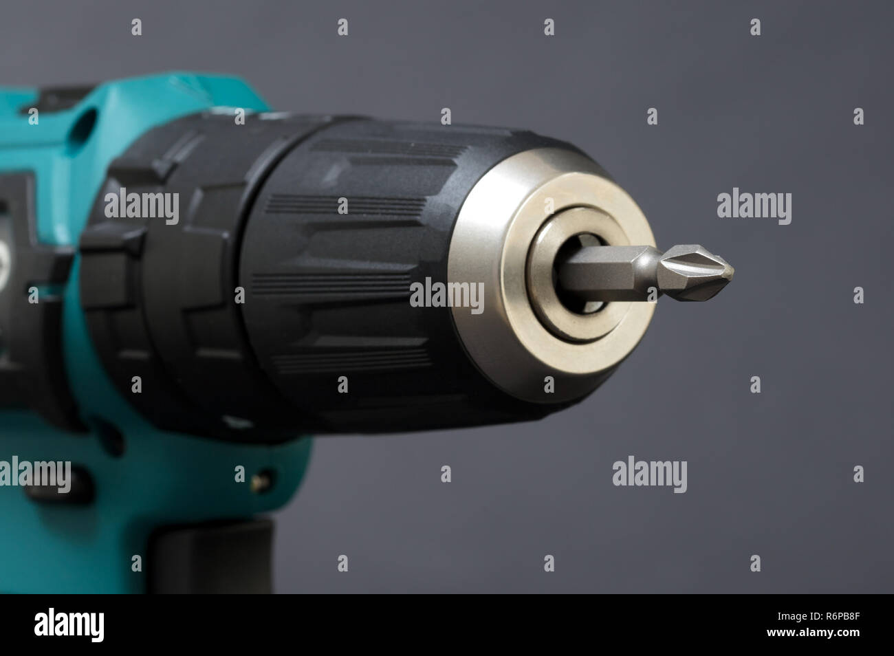 Giraviti a batteria o alimentazione di trapanare isolata su uno sfondo nero Foto Stock