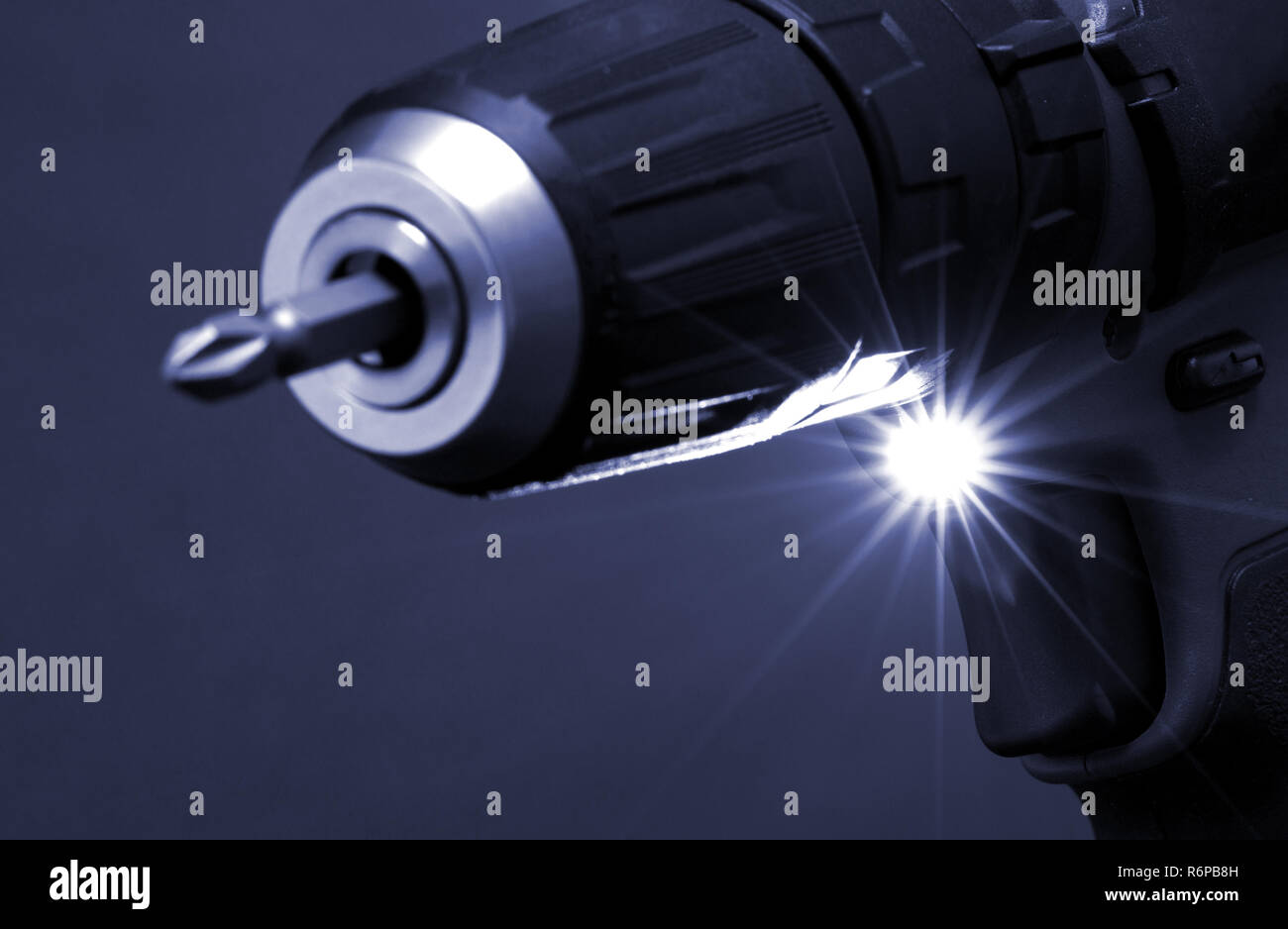 Giraviti a batteria o alimentazione di trapanare isolata su uno sfondo nero Foto Stock