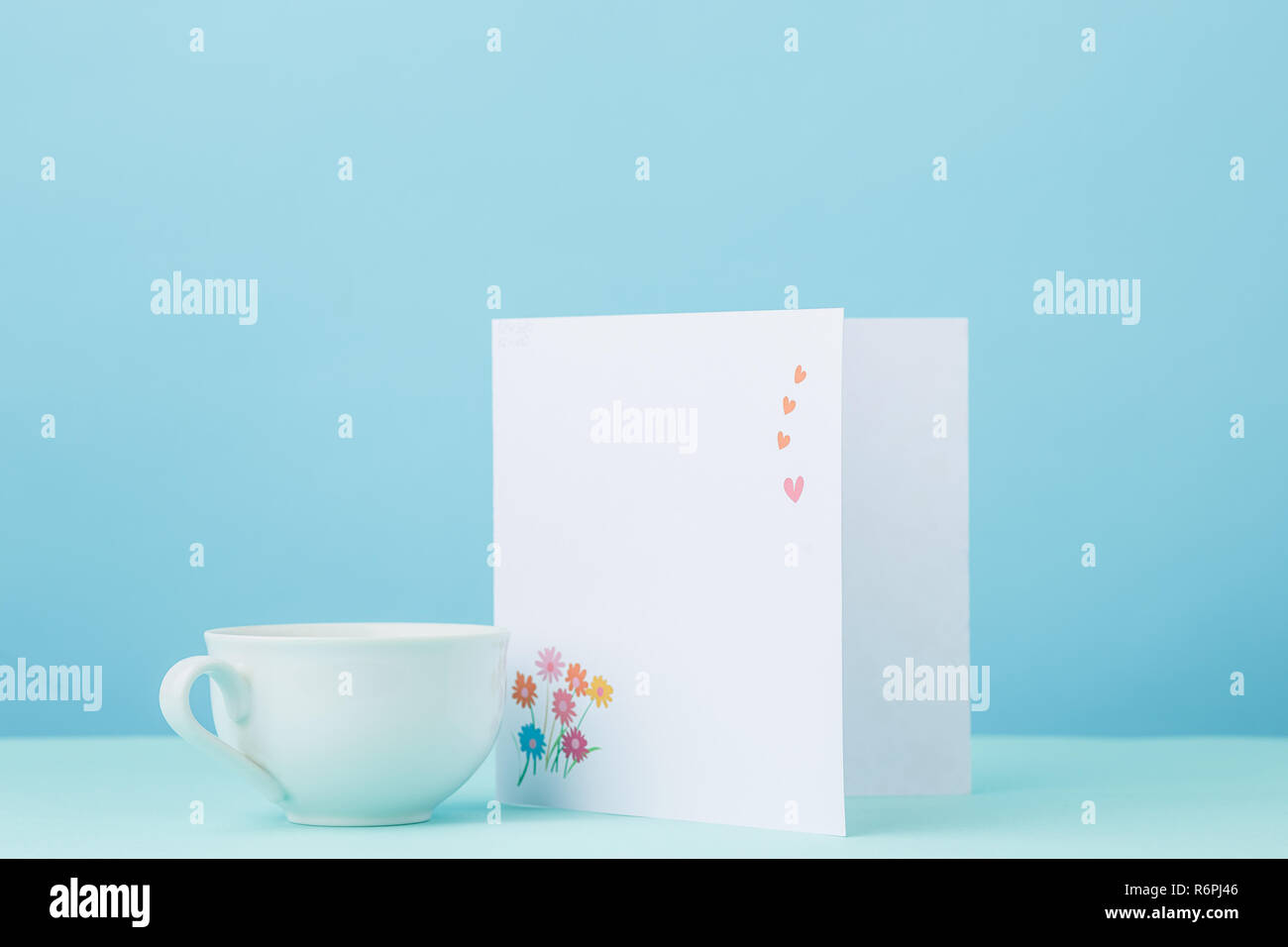 Amore sfondo con carta e dono di coppa sul tavolo Foto Stock