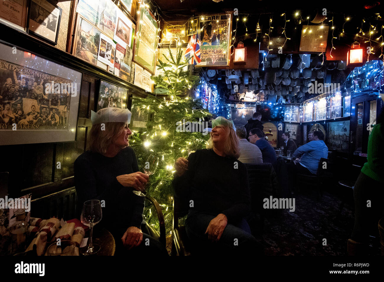 Le decorazioni di Natale all'interno dei bracci di Churchill in Kensington, London, precedendo la ufficiale passare il giovedì sera del loro 97 e gli alberi di Natale luci 21500 che compongono la festosa display. Foto Stock