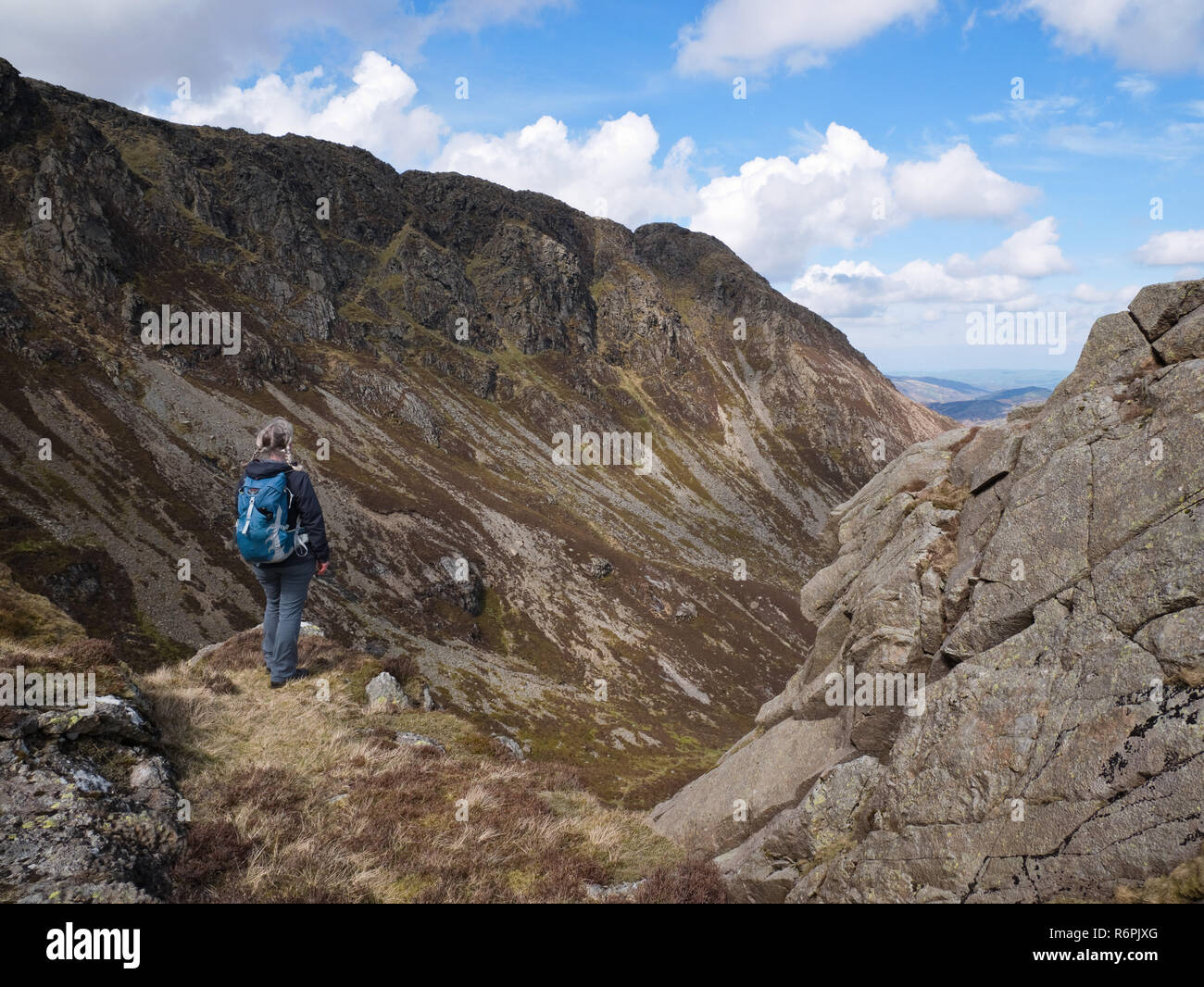 Una femmina di hill walker ammirando la vista dalla Daear Ddu crinale di Moel Siabod, una montagna in Snowdonia, il Galles del Nord Foto Stock