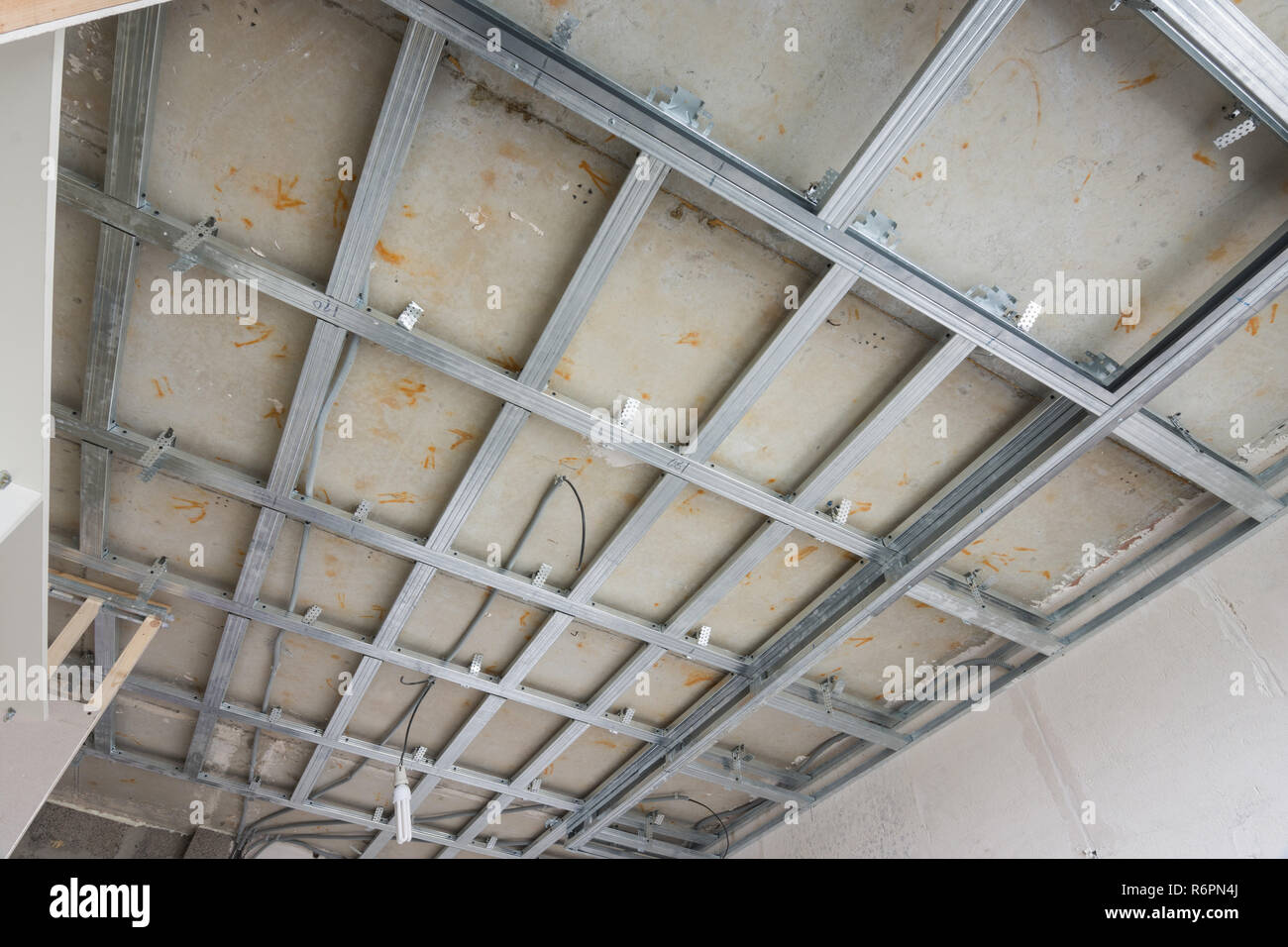Lo scheletro di un soffitto da un profilo metallico, per i successivi fogli di muretti a secco Foto Stock
