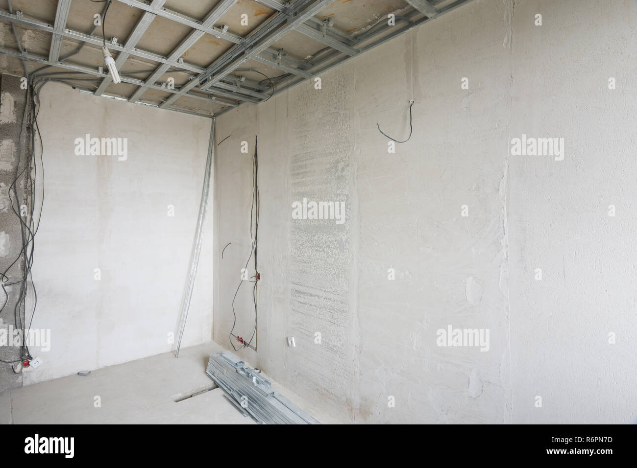 Angolo vuoto della camera rinnovata in un edificio di nuova costruzione Foto Stock