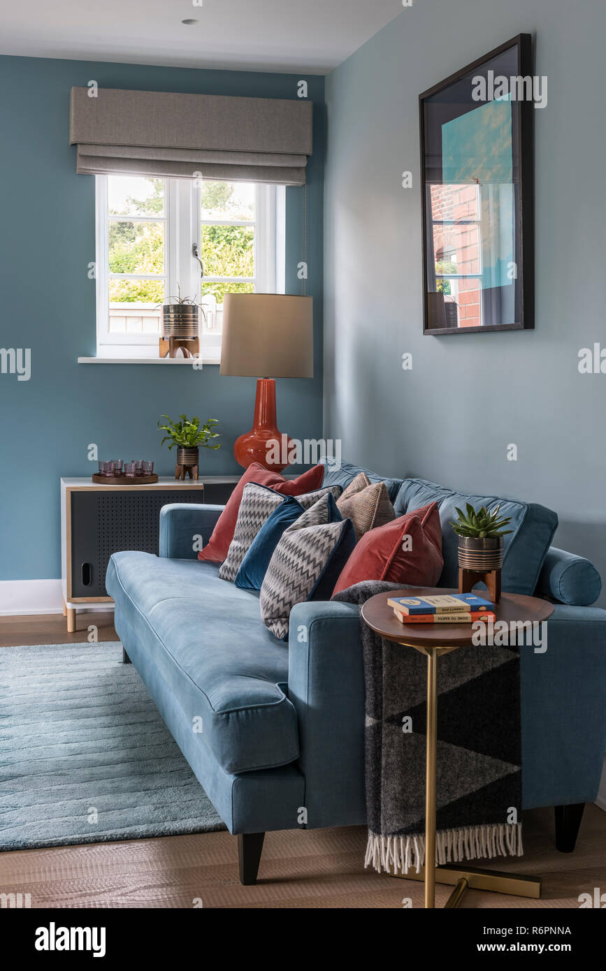 La luce blu velluto divano Hampshire Mill House ridisegnata da Emma pittore Foto Stock