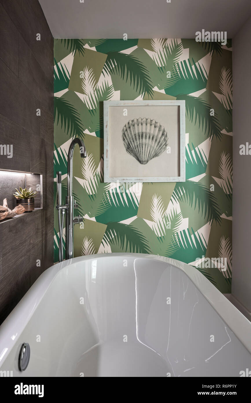 Deco Palm sfondo verde da Cole & Son con bagno indipendente in Hampshire Mill House ridisegnata da Emma pittore Foto Stock