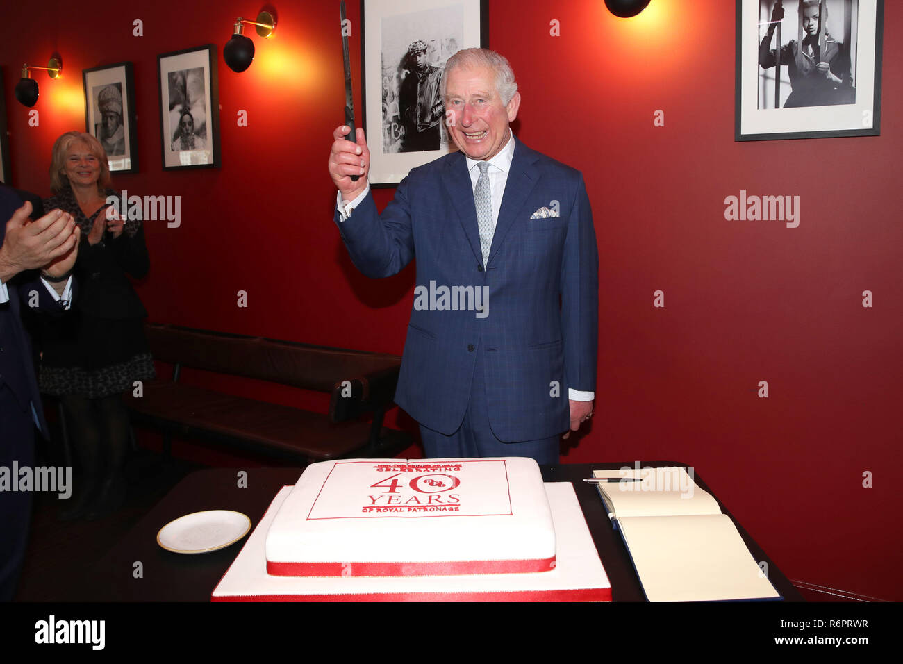 Il Principe di Galles, patrono del British Film Institute (BFI), tagli un pezzo di torta per commemorare il BFI è 40 anni di regio patronato durante una visita BFI Southbank, Londra. Foto Stock