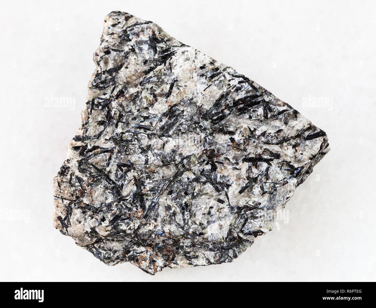 Lujavrite ruvida sulla pietra di marmo bianco Foto Stock