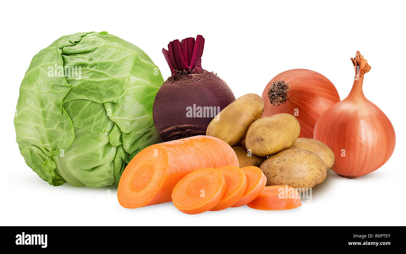 Patate e carote tagliate ad anello, una barbabietola rossa radice, cavolo, cipolla due isolati su sfondo bianco. Percorso di clipping. Massima profondità di campo. Foto Stock