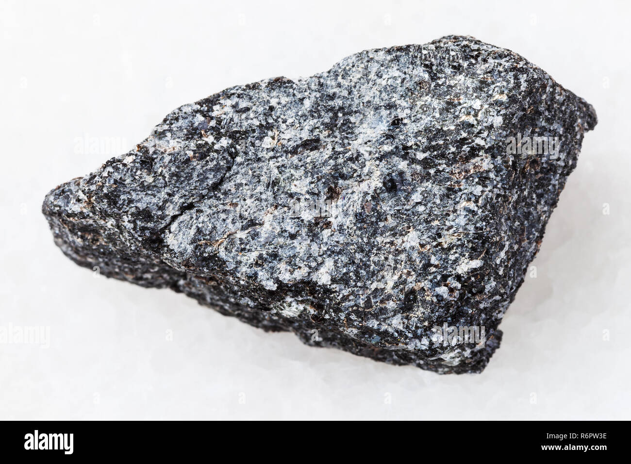 Ruvido nefelina sienite pietra su bianco Foto Stock