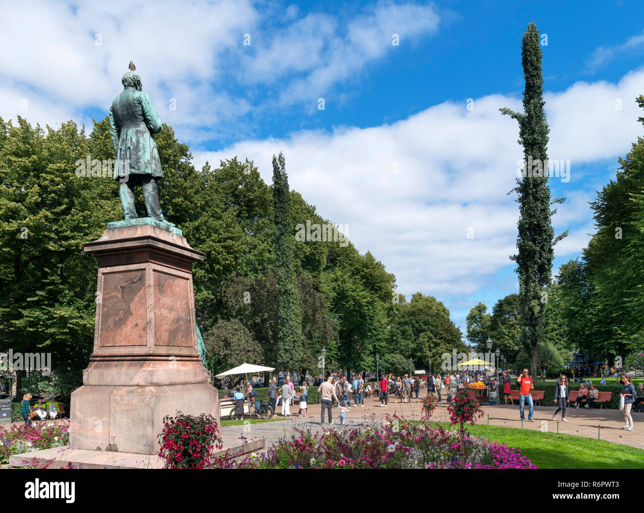 Parco Esplanadi (Esplanadin Puisto), un parco e passeggiata nel centro della città di Helsinki, Finlandia Foto Stock