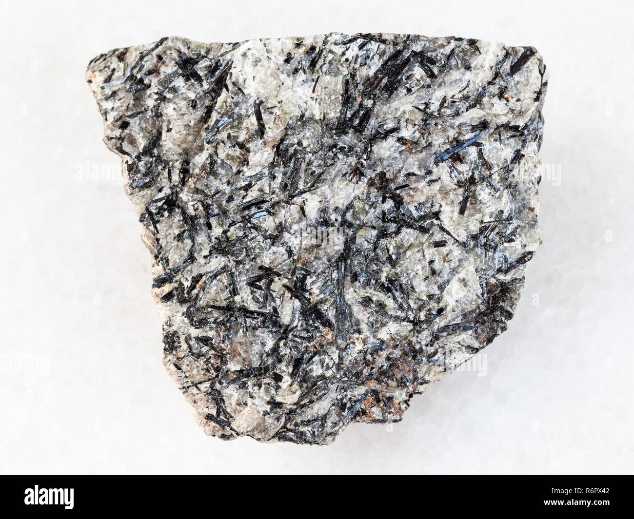 Materie lujavrite sulla pietra di marmo bianco Foto Stock