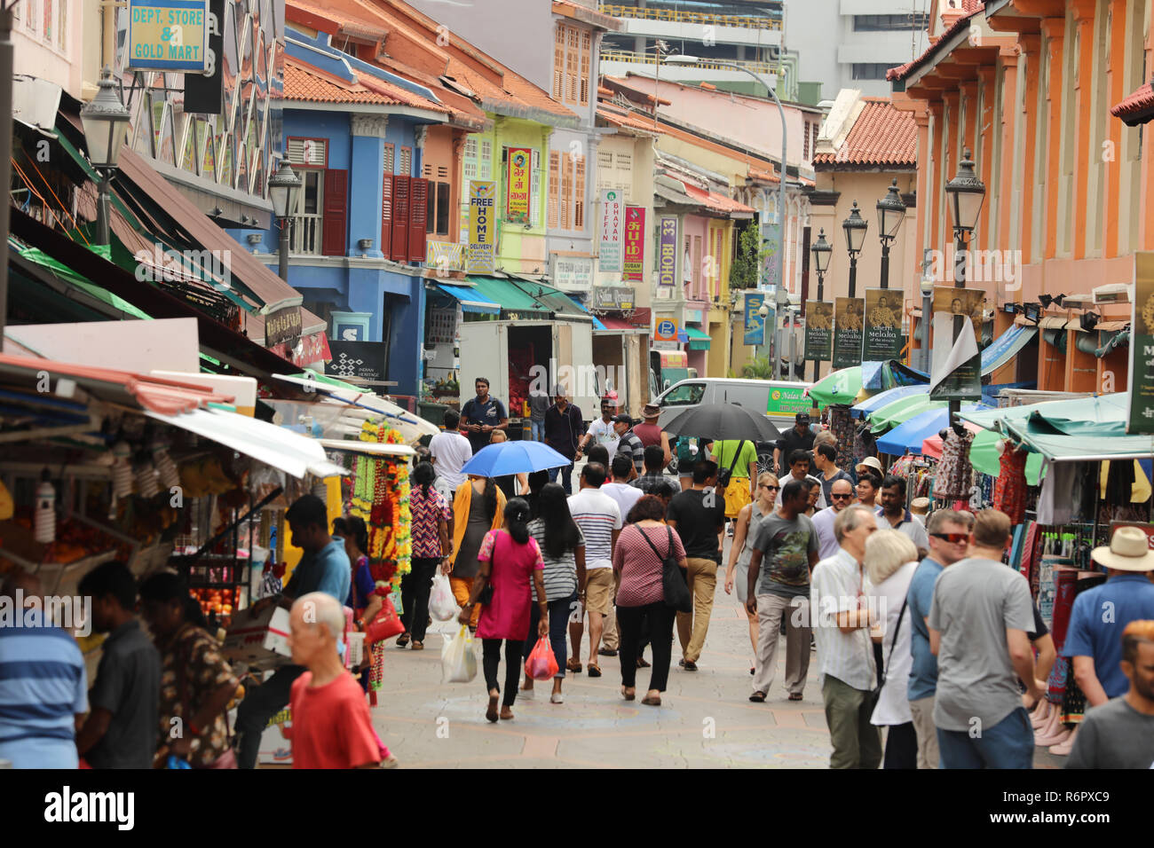 Tipica la strada dello shopping di Little India distretto orientale con frutta e verdura e altri prodotti per la vendita, Singapore Foto Stock