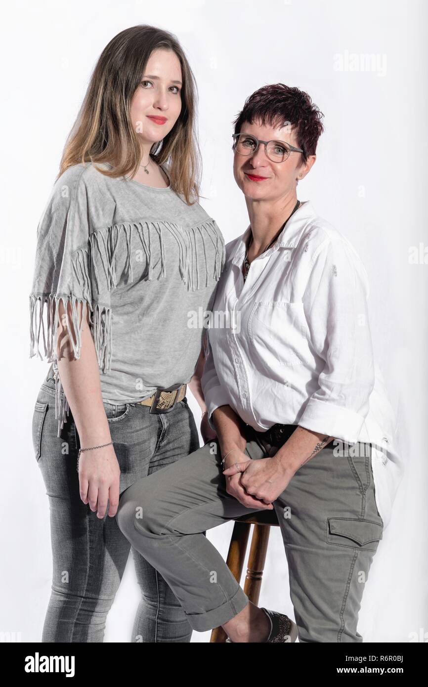 Ritratto di due donne in piedi a fianco a fianco Foto Stock