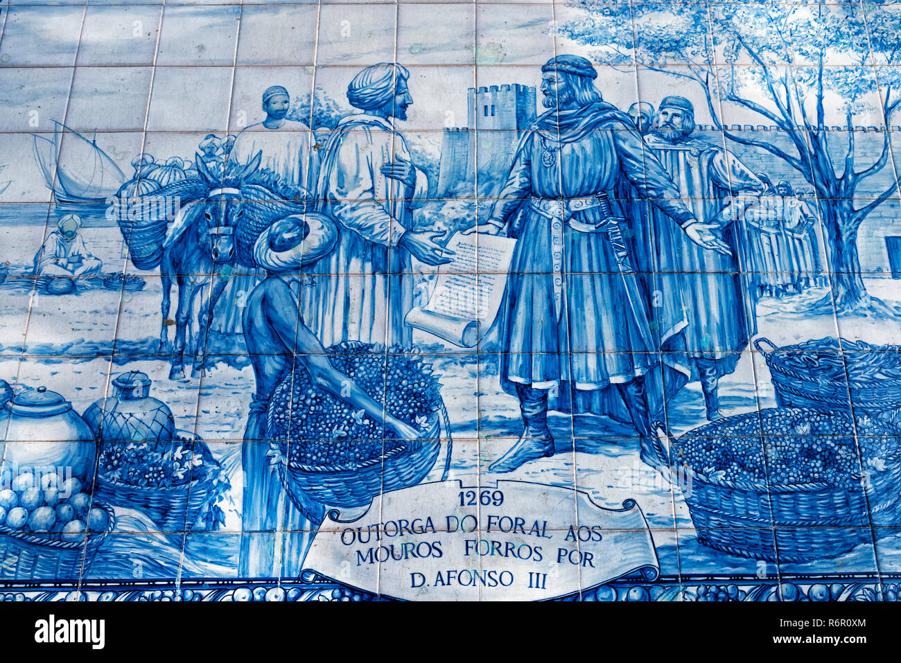 Azulejos che rappresenta il re Alfonso III la concessione di una carta per i Mori, Faro, Algarve, PORTOGALLO Foto Stock