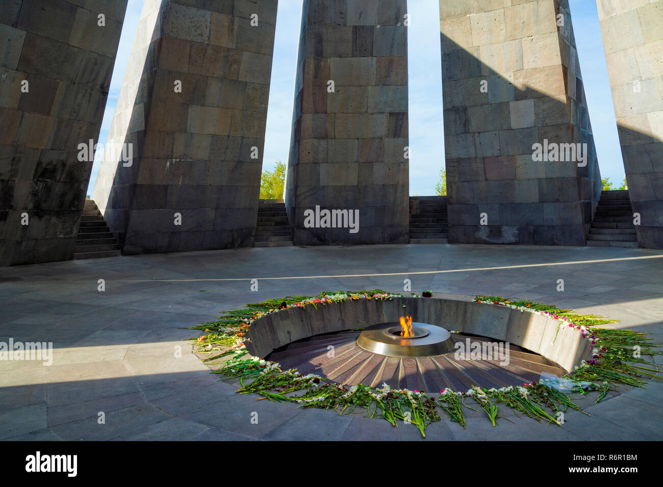 Genocidio armeno Tsitsernakaberd memorial con la fiamma eterna, Yerevan, Armenia, Caucaso, Medio Oriente e Asia Foto Stock