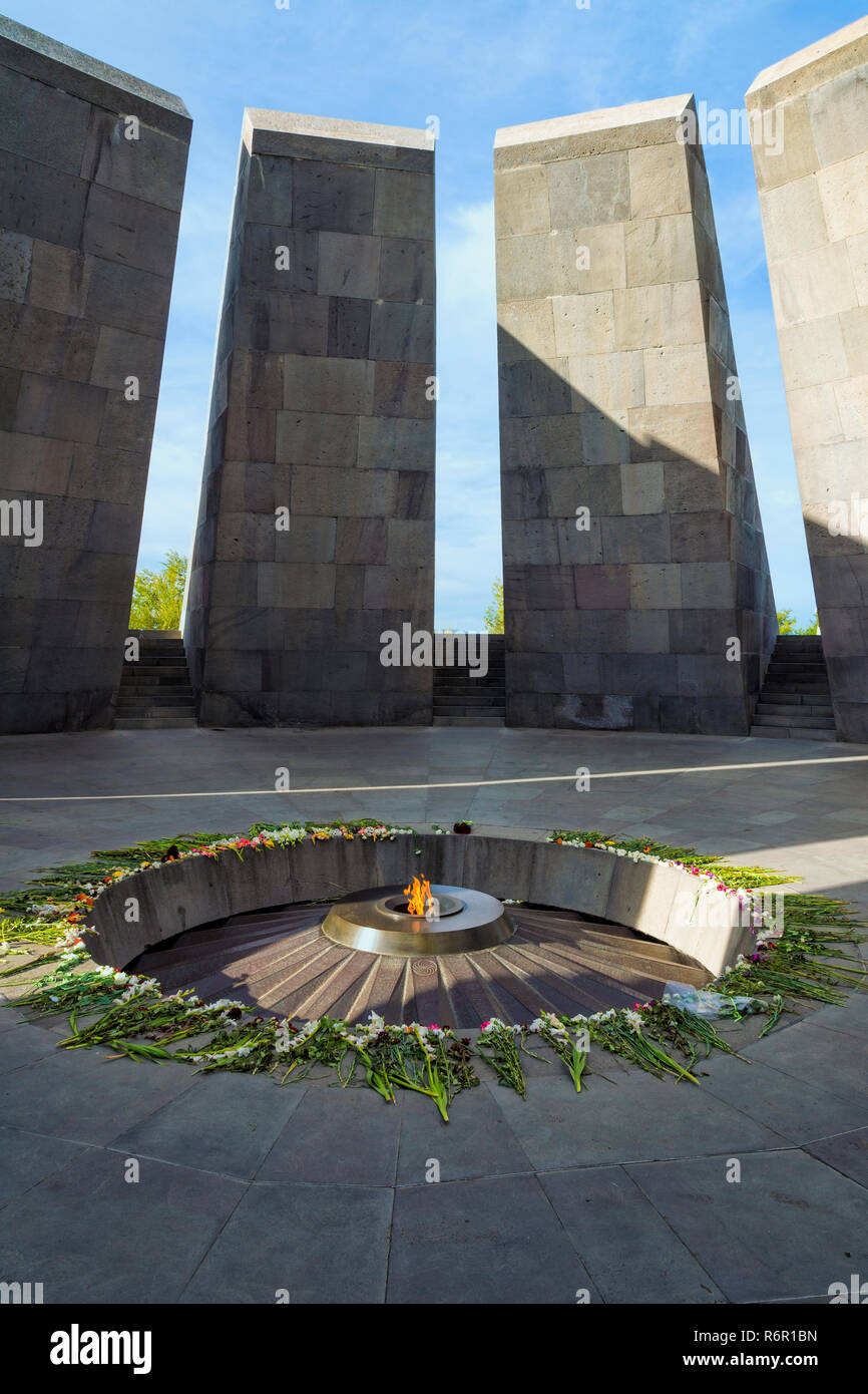 Genocidio armeno Tsitsernakaberd memorial con la fiamma eterna, Yerevan, Armenia, Caucaso, Medio Oriente e Asia Foto Stock