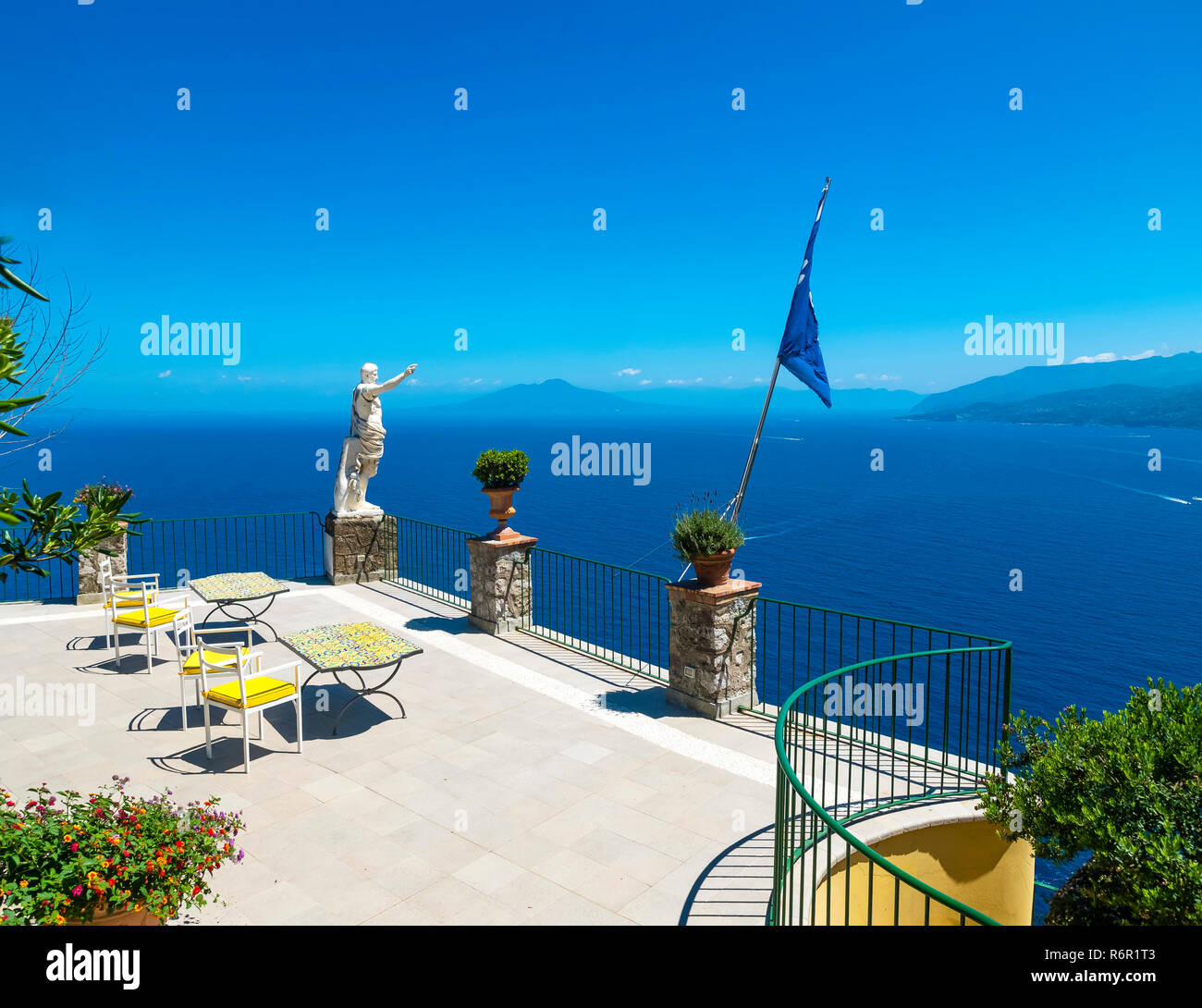 Steilküste, hinten der Vesuv, Capri, Golf von Neapel, Kampanien, Italien Foto Stock