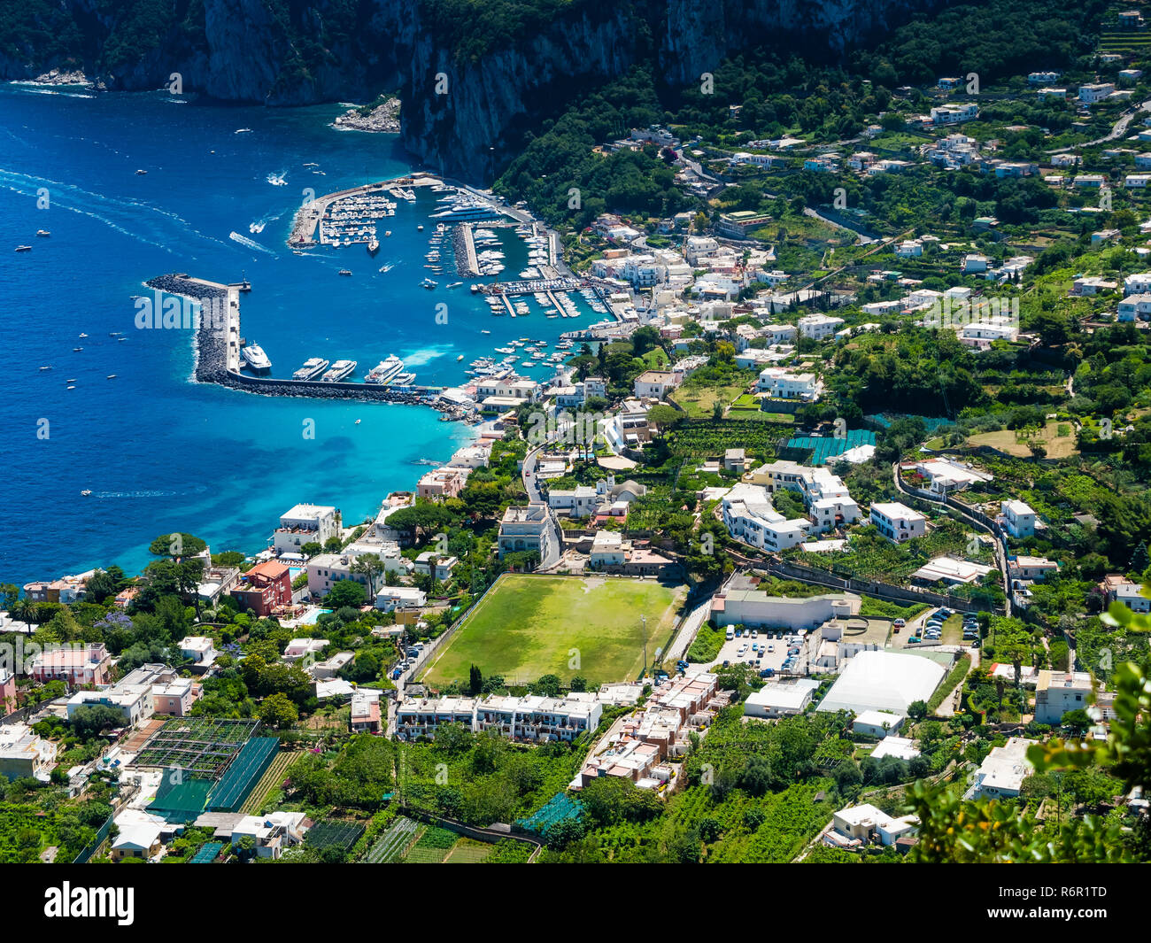 Marina Grande, Hafenpromenade mit Booten, Steilküste, Capri, Golf von Neapel, Kampanien, Italien Foto Stock