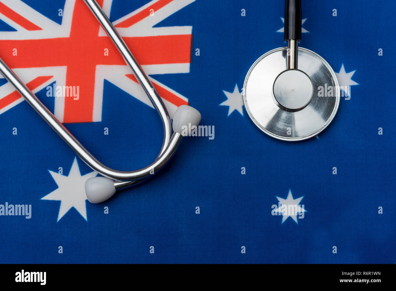 Bandiera di Australia e stetoscopio. Il concetto di medicina. Lo stetoscopio sulla bandiera in background. Foto Stock