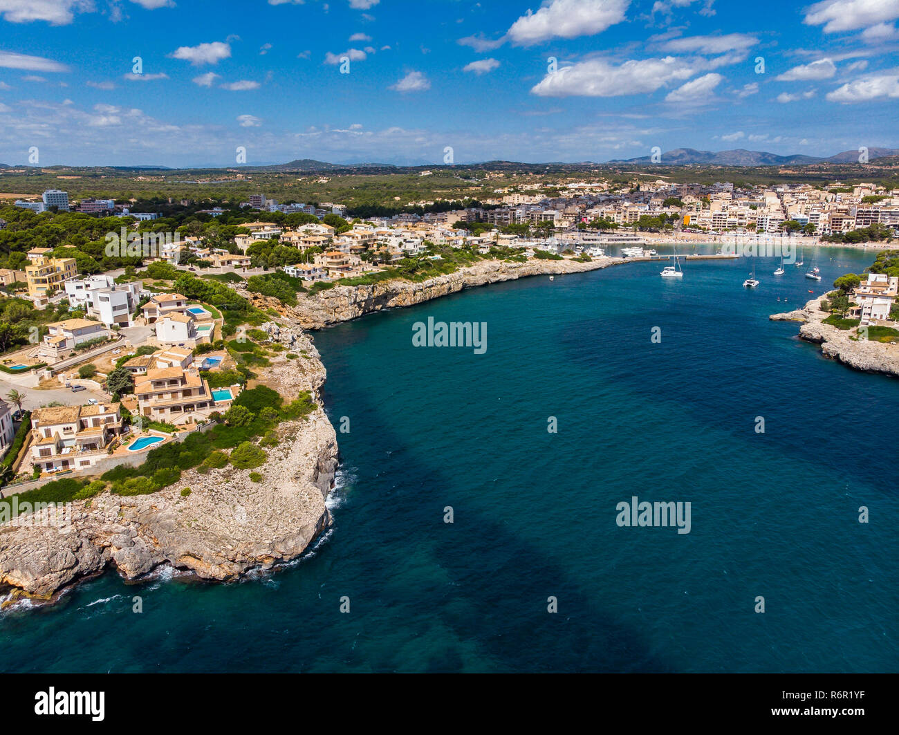 Drohnenaufnahme, Küste von Porto Cristo mit Villen und Naturhafen, Cala Manacor, Porto Cristo, Mallorca, Balearen, Spanien Foto Stock