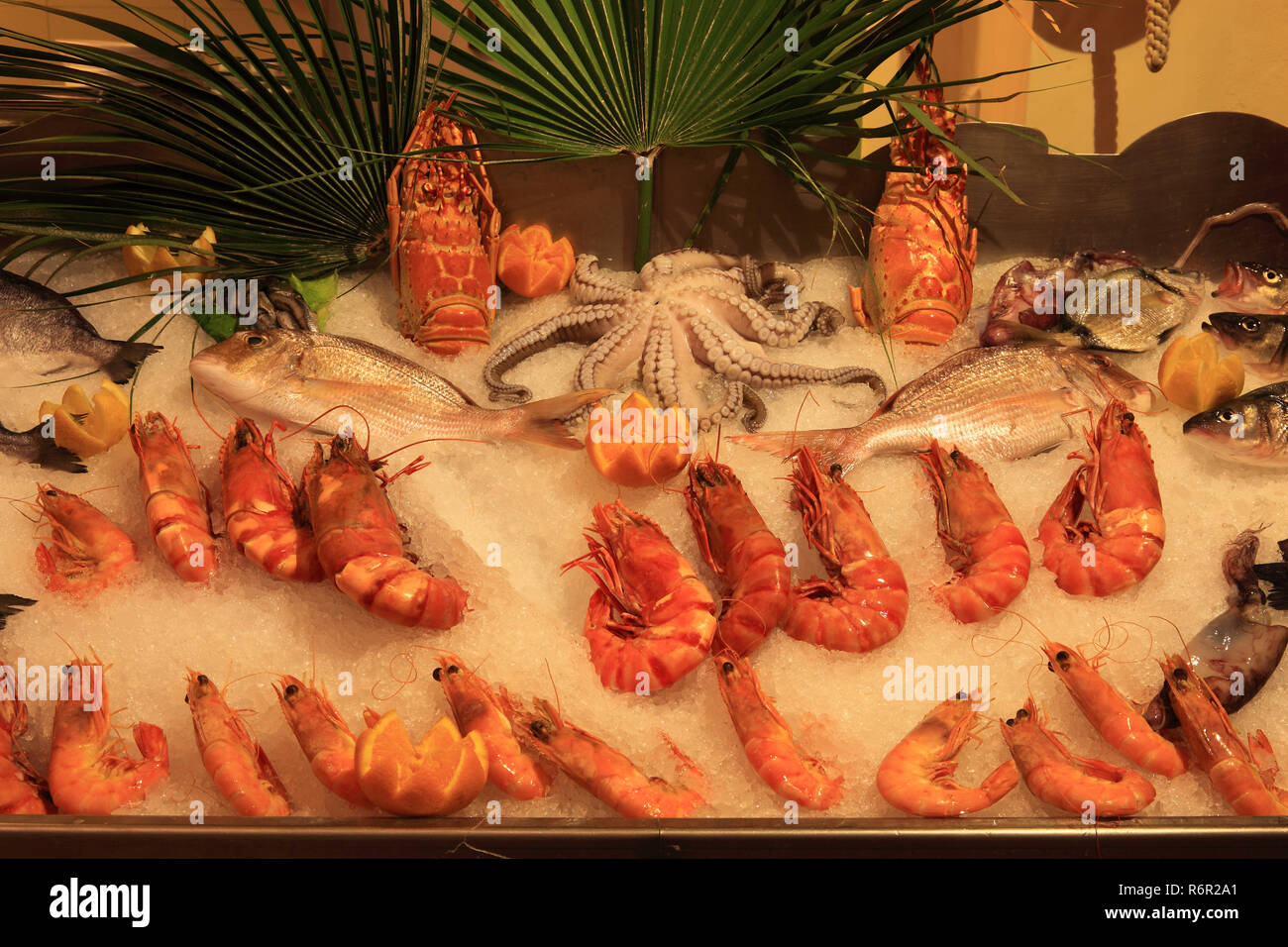 Verschiedene Meeresfruechte und Fische in der Auslage eines Fischrestaurant, Kreta Foto Stock