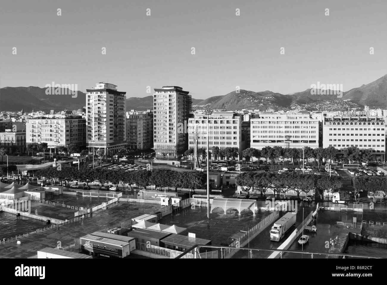 Palermo, Sicilia, Italia - 22 Ottobre 2018: la mattina presto vista sullo skyline di montagna, la città vecchia e il porto dalla cima di un inserito la nave di crociera. Foto Stock