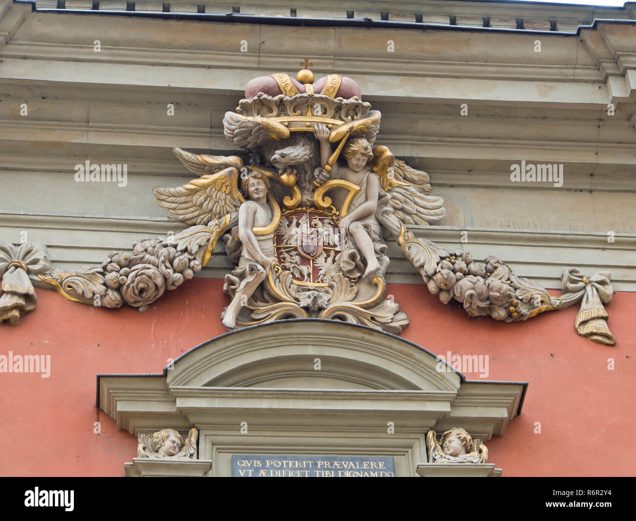 La cappella reale, una chiesa in stile barocco con decorata facciata rosa splendidamente ristrutturato nel centro di Danzica Polonia, dettaglio con angeli Foto Stock