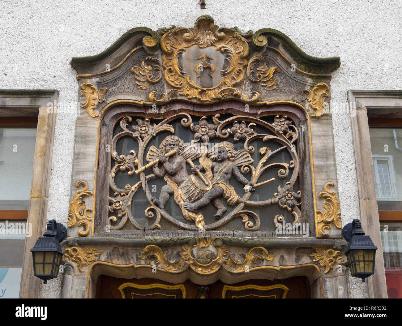 Dettaglio del barocco intagliato e dorato di decorazione gli angeli musicale e di acanto al di sopra di un ingresso ad un edificio nel centro di Danzica Polonia Foto Stock