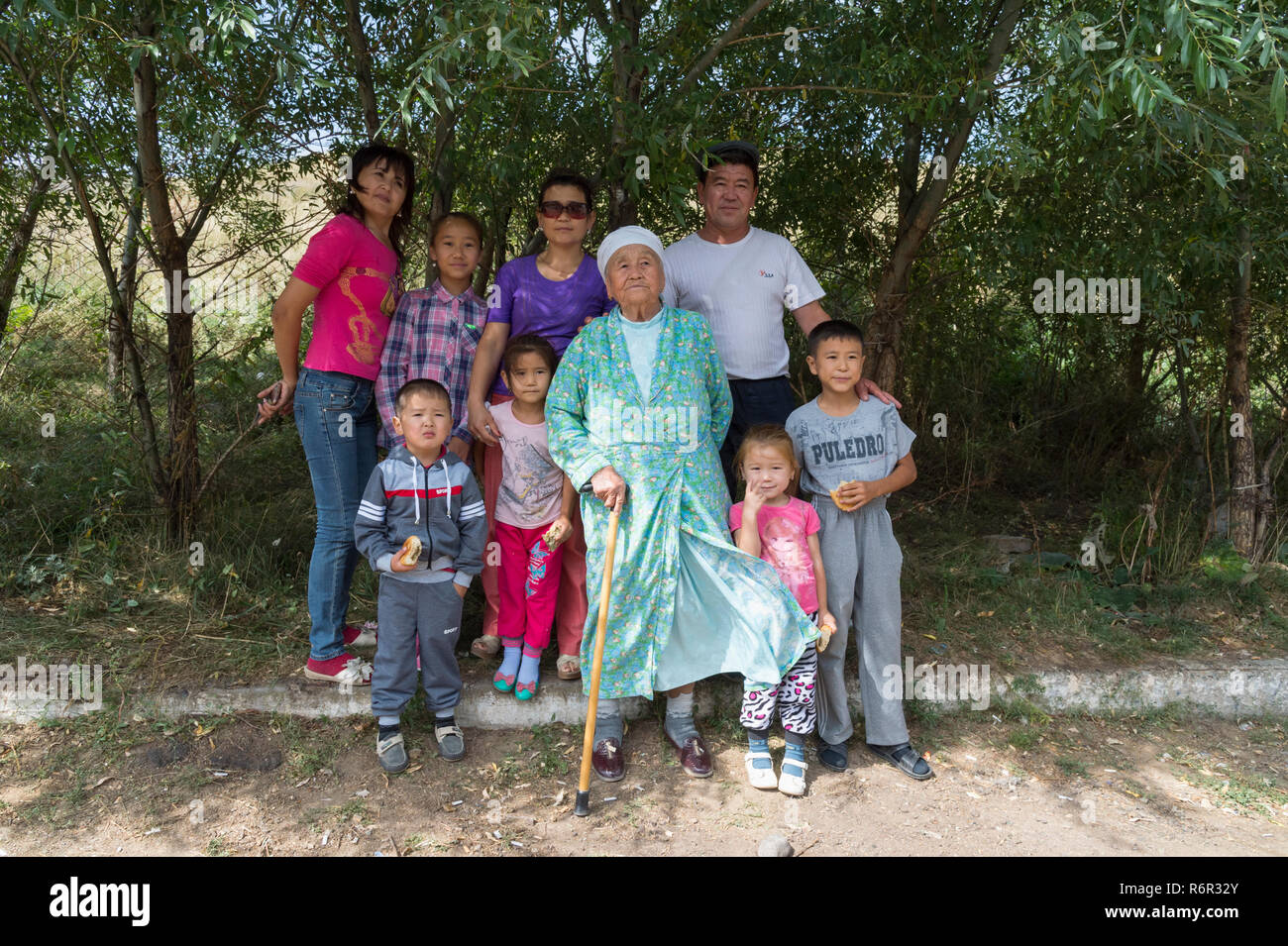 Il kazako famiglia con bambini e una donna anziana, Altyn Emel National Park, Provincia di Almaty, in Kazakistan e in Asia centrale, per il solo uso editoriale Foto Stock