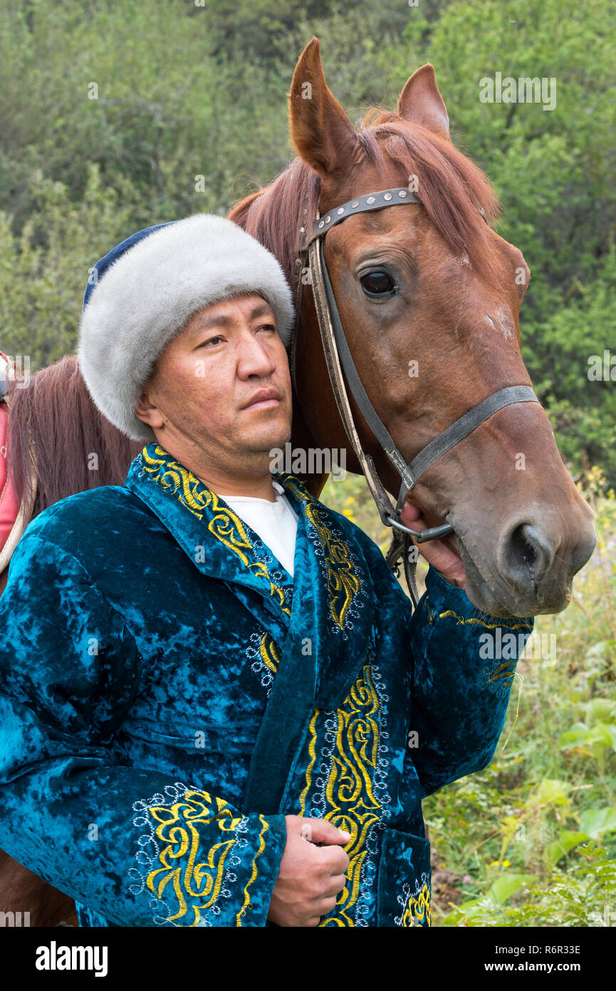 Il kazako l uomo con il suo cavallo, il kazako villaggio etnografico Aul Gunny, Talgar città, Almaty in Kazakistan e in Asia centrale, per il solo uso editoriale Foto Stock