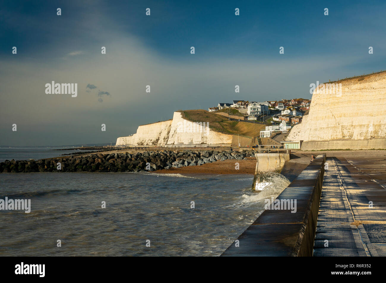 La scogliera sotto il percorso tra Brighton e Saltdean, East Sussex, Regno Unito Foto Stock