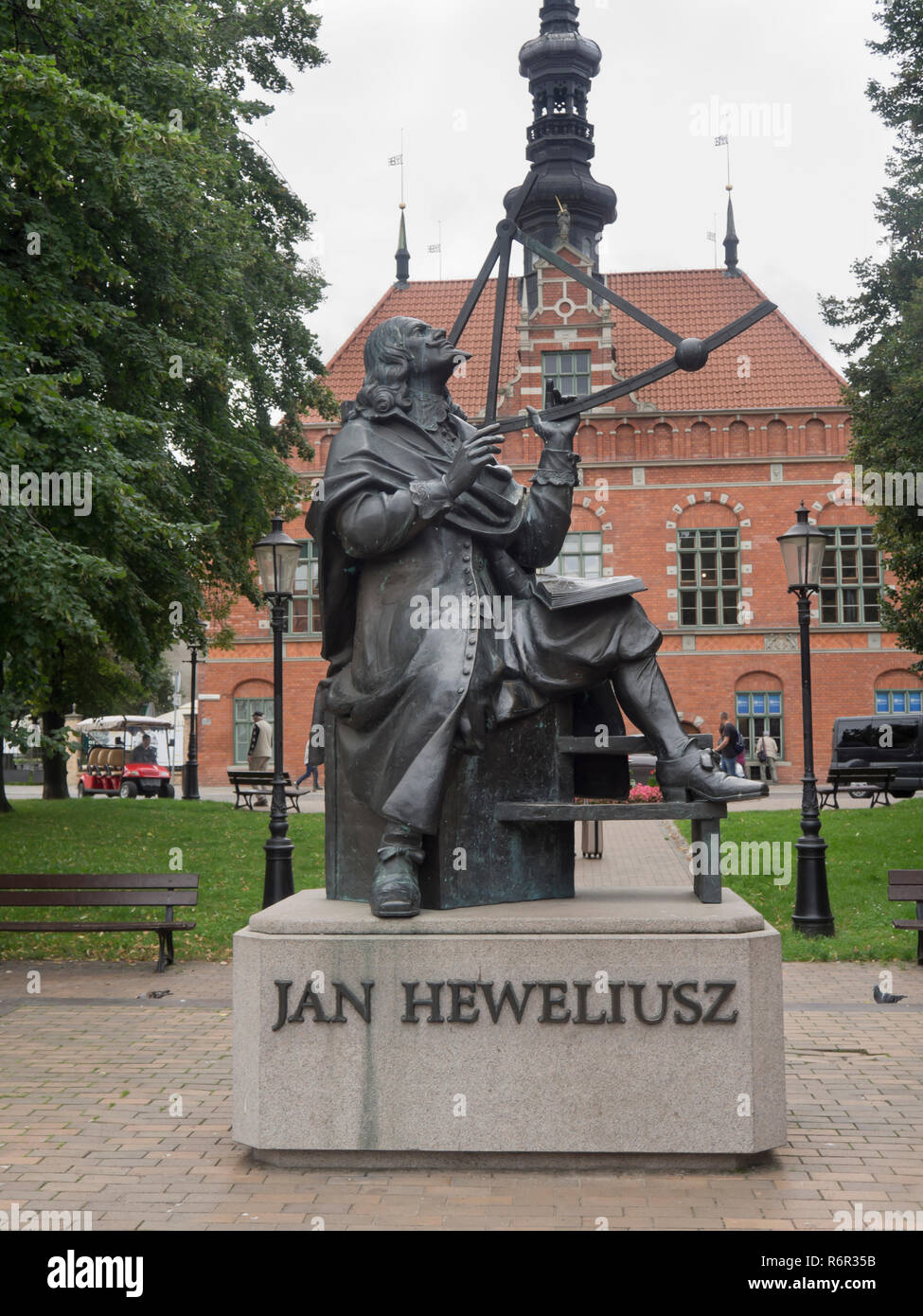 Scultura dell'astronomo Johannes Hevelius (Jan Heweliusz) nella città vecchia di Danzica Polonia, la sua città Foto Stock