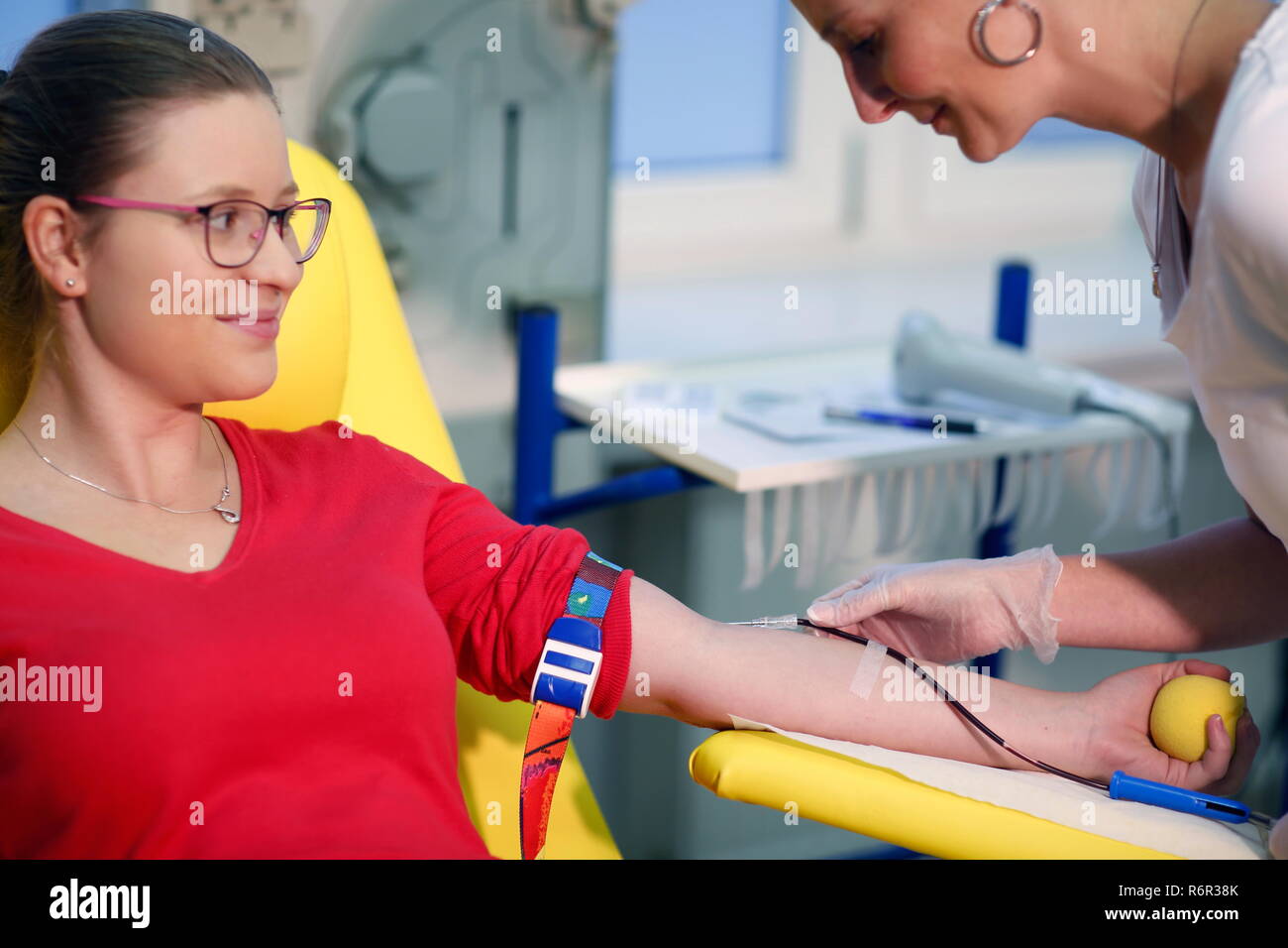Paziente di prendere un campione di sangue alla trasfusione ward di un ospedale, Repubblica Ceca Foto Stock