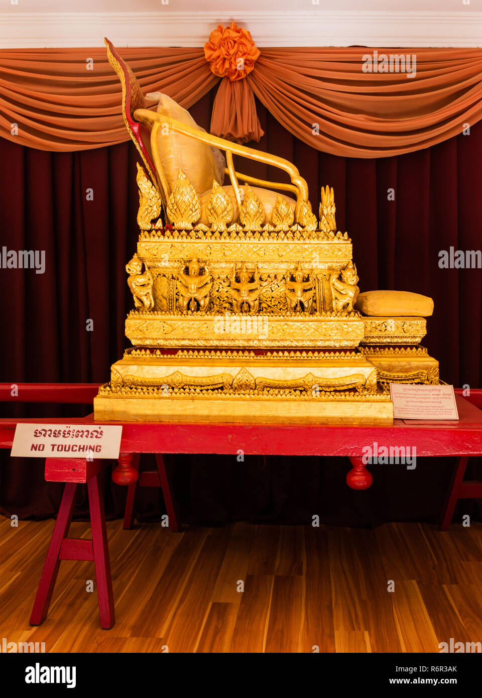 Decorate in oro per lettiera in spazio espositivo del Padiglione di ingresso, Palazzo Reale di Phnom Penh, Cambogia Foto Stock