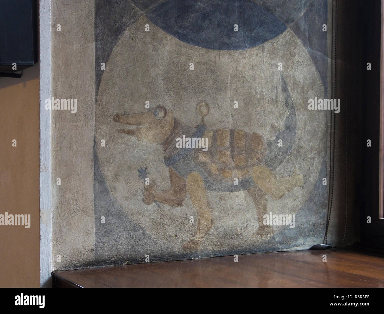 All'interno del museo storico di Danzica Polonia situato nel vecchio municipio, fantasy murale di animali da un davanzale Foto Stock